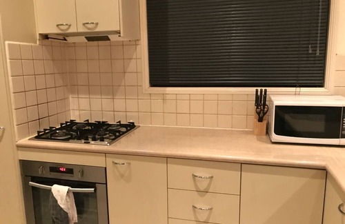 Kensington Casa | 2BR Fashionable Townhouse Flemington / Showgrounds / Melbourne