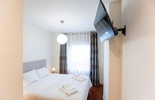 Mafamude Apartamento | 2BR Flat by Metro w/Free Parking by LovelyStay