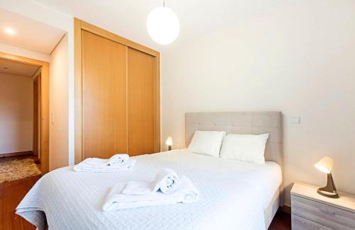Mafamude Apartamento | 2BR Flat by Metro w/Free Parking by LovelyStay