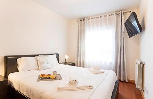 Mafamude Apartamento | 2BR Flat by Metro w/Free Parking by LovelyStay