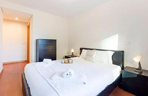 Mafamude Apartamento | 2BR Flat by Metro w/Free Parking by LovelyStay