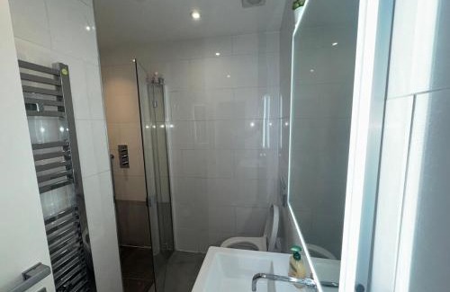 Farnham Common Apartamento | 2BR Flat in Prime Location