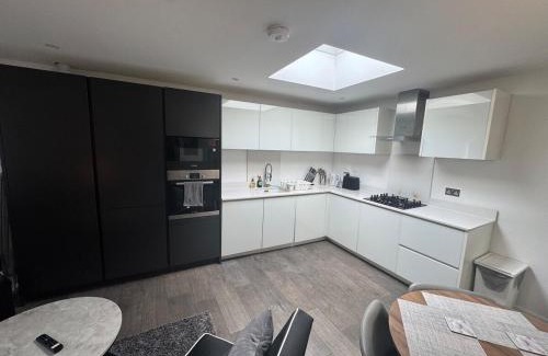 Farnham Common Apartamento | 2BR Flat in Prime Location