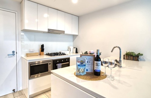 Newstead Apartamento | 2BR Food Drink Hub Gym Pool Views Roof Terrace