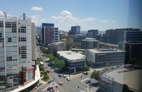 Newstead Apartamento | 2BR Food Drink Hub Gym Pool Views Roof Terrace