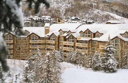 Beaver Creek Condominio | ¡Condominio para 6 en el corazón de Beaver Creek Village con acceso a piscina, sauna y bañera de hidromasaje!