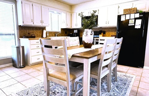 Osage Beach Condominio | 2BR Getaway for Families Lake & Pool View Pets Beach W&D & Slip Trailer Parking