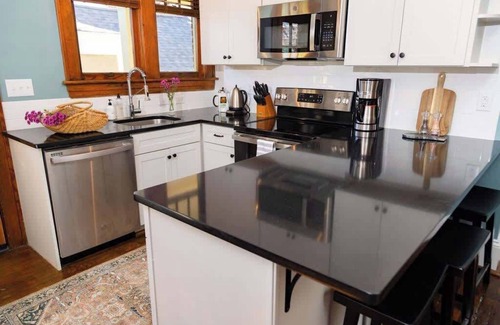 Roanoke Condominio | 2BR Historic Apt |Walkable|Food|Greenway|Cocktails
