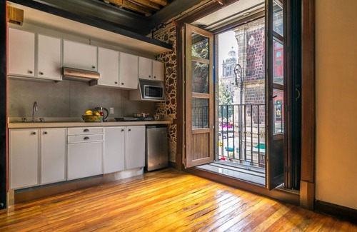 Centro histórico Apartamento | 2BR historical suite w/ BALCONIES TO THE CATHEDRAL. Great for families