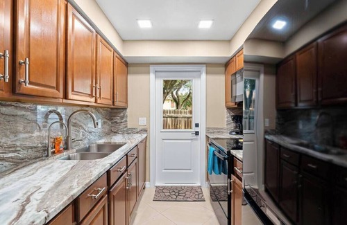 East Boca Raton Casa | 2BR - Hot Tub W/Peaceful Backyard 1 Mi to Beach