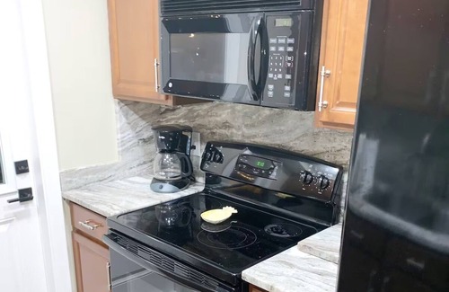 East Boca Raton Casa | 2BR - Hot Tub W/Peaceful Backyard 1 Mi to Beach