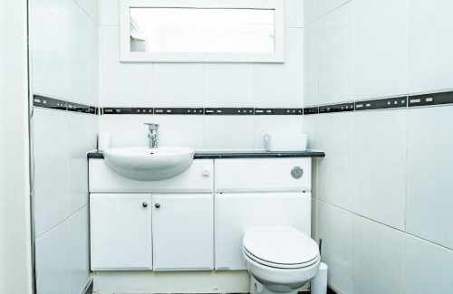 Bonnybridge Casa | 2BR Hotel-Style Near Beach, Free Parking, Sleeps 4