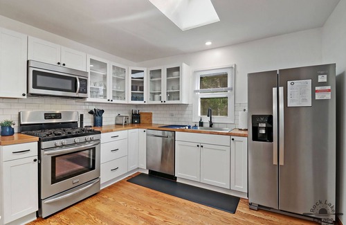 Salem Lakes Casa | 2BR Lake House - Stunning Views - Lake Toys - Screen Room - K Bed - Dog Friendly