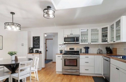 Salem Lakes Casa | 2BR Lake House - Stunning Views - Lake Toys - Screen Room - K Bed - Dog Friendly