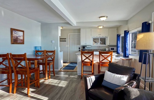 Isle Cabina | 2BR Lakefront Cabin, Sandy Beach, Kayaks, Docks, Hammock Chairs & Firepit