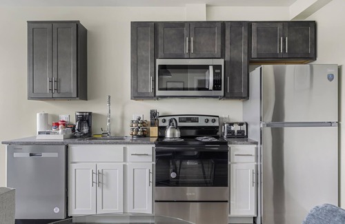 New Center Detroit Apartamento | 2BR Luxury Suite Near Henry Ford