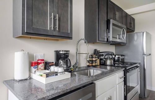 New Center Detroit Apartamento | 2BR Luxury Suite Near Henry Ford