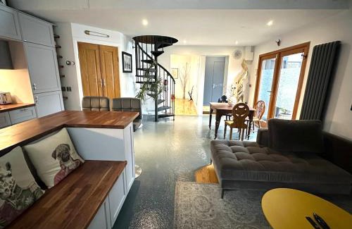 Slade Casa | 2BR Modern Designer Guesthouse