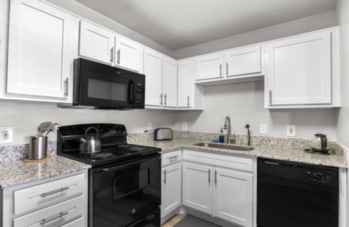 Pleasant Valley Apartamento | 2BR Modern Hideaway near Downtown, Gated, Pool