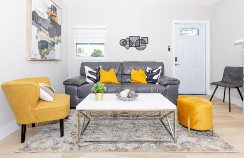 Flagami Casa | 2BR Modern - Top Location, Terrace - 6 min to Coral Gables