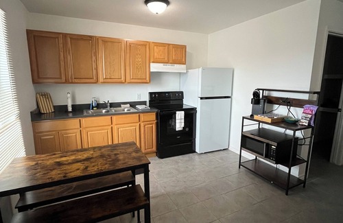Southside Apartamento | 2BR Near Airport & Downtown Near Attractions.