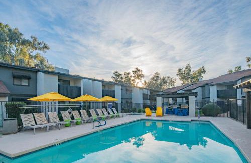 Paradise Valley Village Apartamento | 2BR near Stone Creek - Pool & Mall Access Comfort - C254