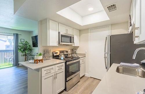 Paradise Valley Village Apartamento | 2BR near Stone Creek - Pool & Mall Access Comfort - C254