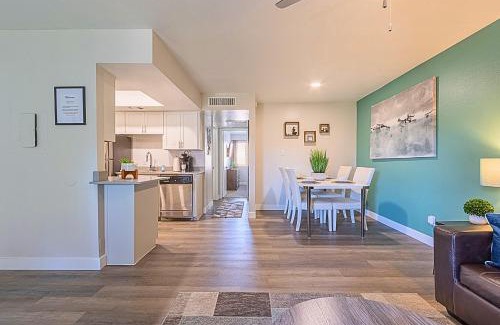 Paradise Valley Village Apartamento | 2BR near Stone Creek - Pool & Mall Access Comfort - C254