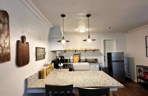Central Oklahoma City Apartamento | 2br-newly Renovated Full Kitchen-3 Mins Asia Dist