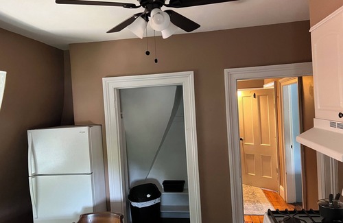 Poughkeepsie Apartamento | Apartamento victoriano privado de 2 habitaciones en una ubicación de la ciudad en medio acre para 5 personas