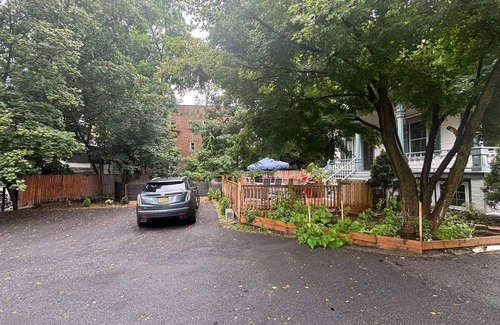 Poughkeepsie Apartamento | Apartamento victoriano privado de 2 habitaciones en una ubicación de la ciudad en medio acre para 5 personas