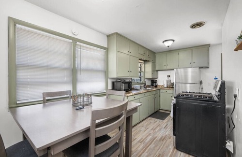Davenport Casa | 2BR Quiet Home *Pet-Friendly* w/ Outdoor Firepit
