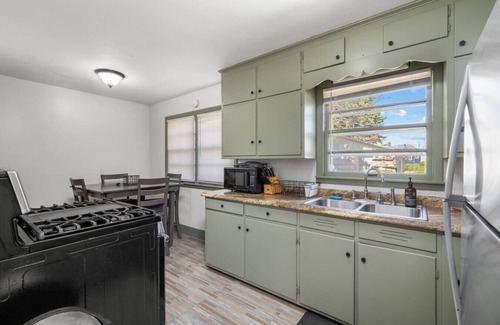 Davenport Casa | 2BR Quiet Home *Pet-Friendly* w/ Outdoor Firepit