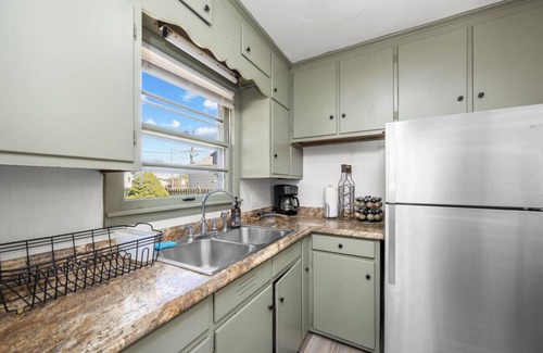 Davenport Casa | 2BR Quiet Home *Pet-Friendly* w/ Outdoor Firepit