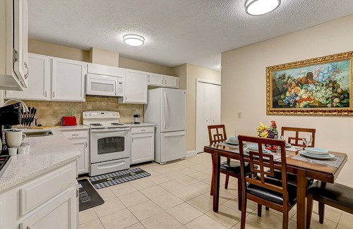 Southside Casa | 2BR Retreat 3BA Yard +Garage