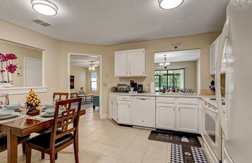 Southside Casa | 2BR Retreat 3BA Yard +Garage