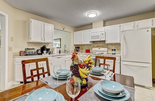 Southside Casa | 2BR Retreat 3BA Yard +Garage