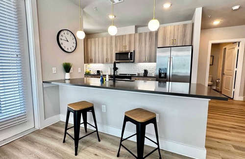 McNeil Apartamento | 2BR Retreat -Gym, Pool, Parking