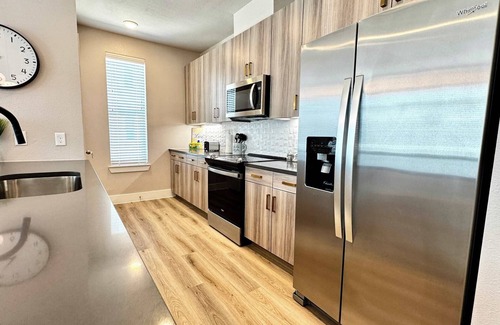 McNeil Apartamento | 2BR Retreat -Gym, Pool, Parking
