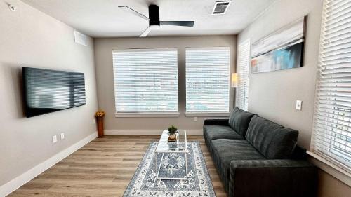 McNeil Apartamento | 2BR Retreat -Gym Pool Parking