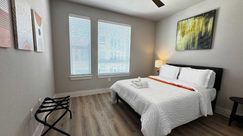 McNeil Apartamento | 2BR Retreat -Gym Pool Parking