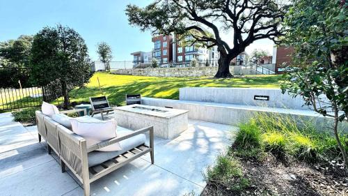 McNeil Apartamento | 2BR Retreat -Gym Pool Parking