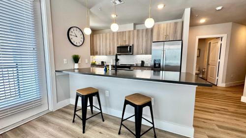 McNeil Apartamento | 2BR Retreat -Gym Pool Parking