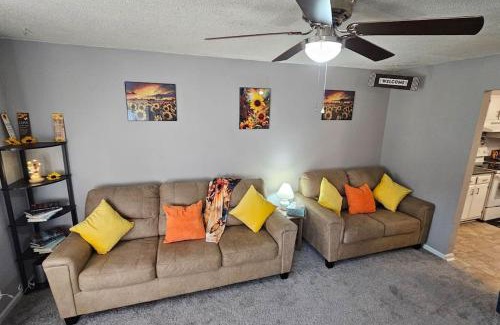 Greenville Apartamento | 2BR Retreat sleeps 5 near ECU Stadium and Hospital