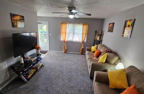Greenville Apartamento | 2BR Retreat sleeps 5 near ECU Stadium and Hospital