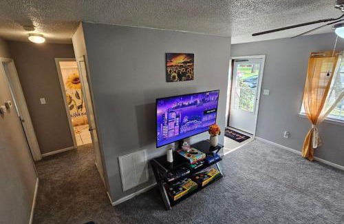 Greenville Apartamento | 2BR Retreat sleeps 5 near ECU Stadium and Hospital