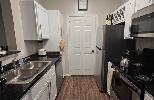 Huntersville Apartamento | 2BR Sanctuary - Gated Community, Pool, Gym, Pet-Friendly Near Birkdale Village.