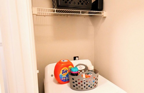 Huntersville Apartamento | 2BR Sanctuary - Gated Community, Pool, Gym, Pet-Friendly Near Birkdale Village.
