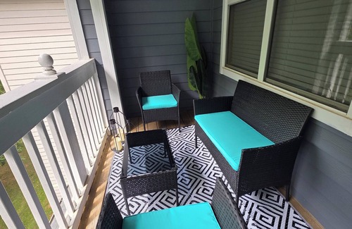 Huntersville Apartamento | 2BR Sanctuary - Gated Community, Pool, Gym, Pet-Friendly Near Birkdale Village.