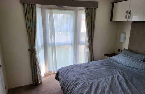 Clacton-on-Sea Cabina | 2BR-Sleeps6-Fireplace-Parking-Patio-Seaside
